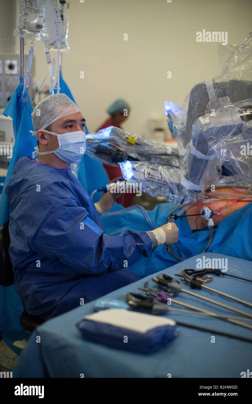 Chirurgien robotique robot da Vinci Xi l'exploitation d'une procédure chirurgicale de retrait d'une vessie à l'University College London Hospital, London, England, UK Banque D'Images