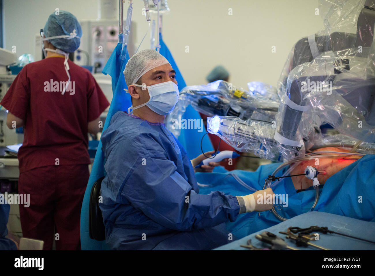 Chirurgien robotique robot da Vinci Xi l'exploitation d'une procédure chirurgicale de retrait d'une vessie à l'University College London Hospital, London, England, UK Banque D'Images