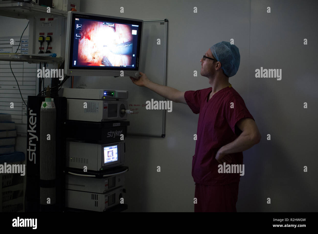 Chirurgien robotique robot da Vinci Xi l'exploitation d'une procédure chirurgicale de retrait d'une vessie à l'University College London Hospital, London, England, UK Banque D'Images