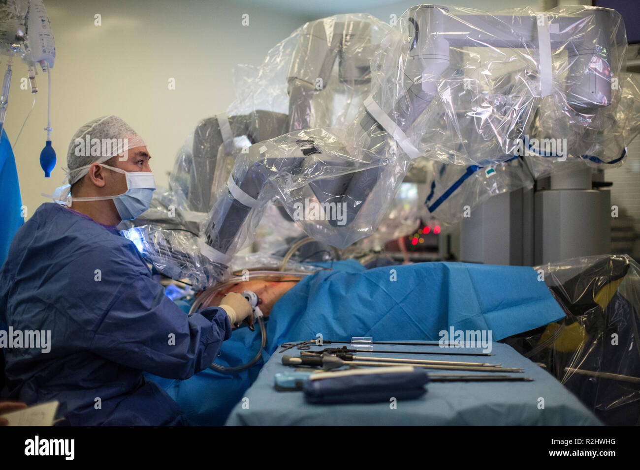 Chirurgien robotique robot da Vinci Xi l'exploitation d'une procédure chirurgicale de retrait d'une vessie à l'University College London Hospital, London, England, UK Banque D'Images