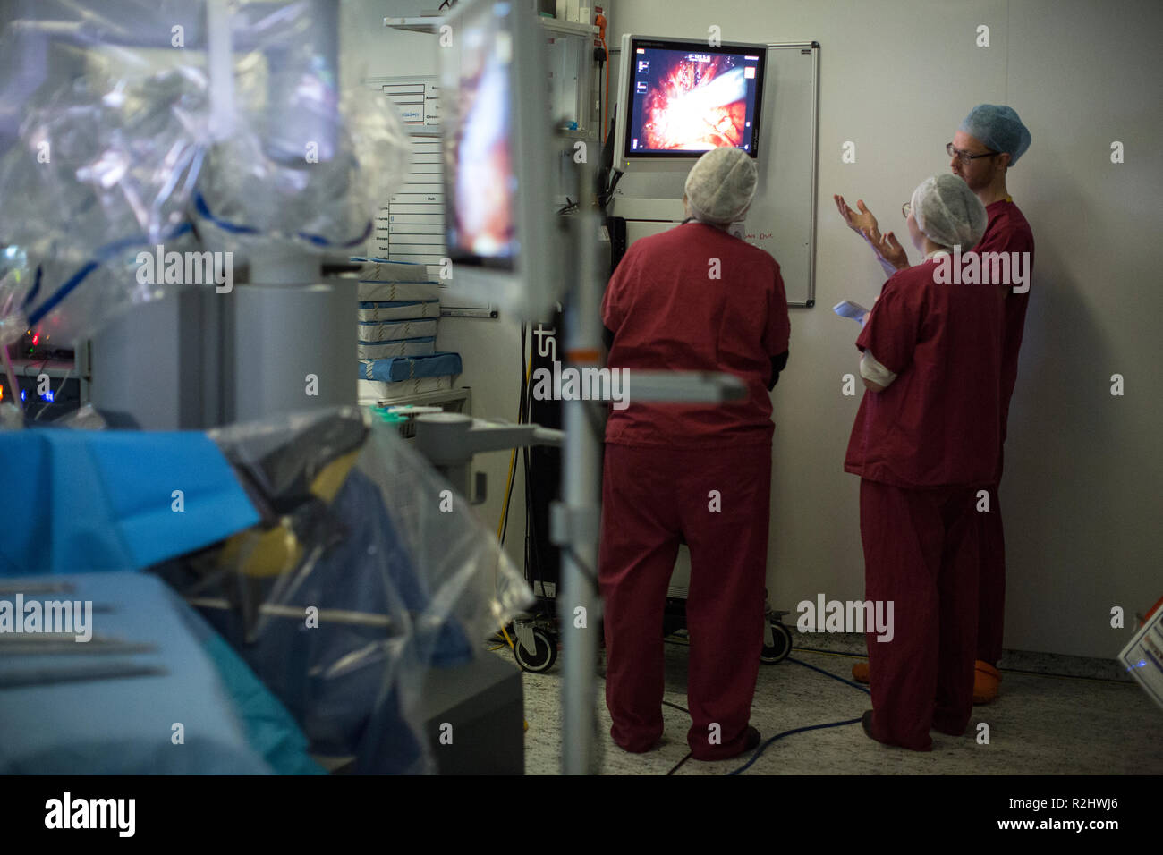 Chirurgien robotique robot da Vinci Xi l'exploitation d'une procédure chirurgicale de retrait d'une vessie à l'University College London Hospital, London, England, UK Banque D'Images