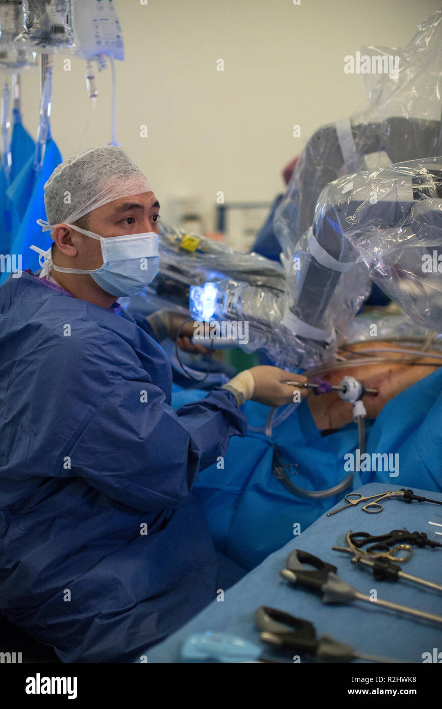 Chirurgien robotique robot da Vinci Xi l'exploitation d'une procédure chirurgicale de retrait d'une vessie à l'University College London Hospital, London, England, UK Banque D'Images
