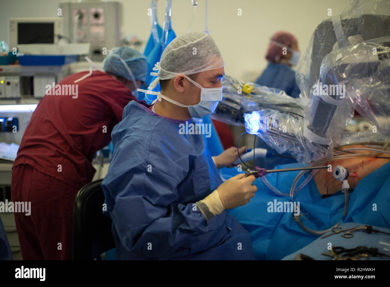 Chirurgien robotique robot da Vinci Xi l'exploitation d'une procédure chirurgicale de retrait d'une vessie à l'University College London Hospital, London, England, UK Banque D'Images