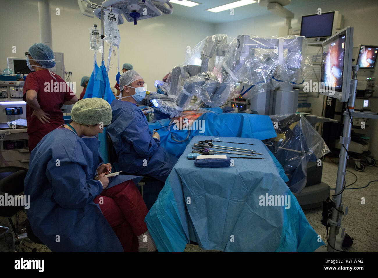 Chirurgien robotique robot da Vinci Xi l'exploitation d'une procédure chirurgicale de retrait d'une vessie à l'University College London Hospital, London, England, UK Banque D'Images