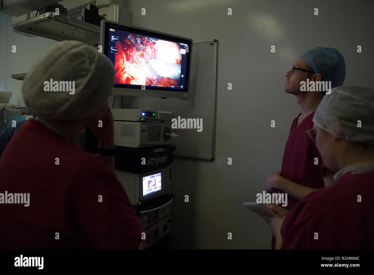 Chirurgien robotique robot da Vinci Xi l'exploitation d'une procédure chirurgicale de retrait d'une vessie à l'University College London Hospital, London, England, UK Banque D'Images