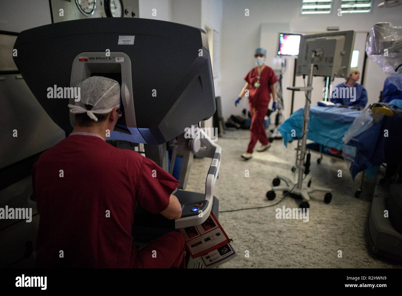 Chirurgien robotique robot da Vinci Xi l'exploitation d'une procédure chirurgicale de retrait d'une vessie à l'University College London Hospital, London, England, UK Banque D'Images