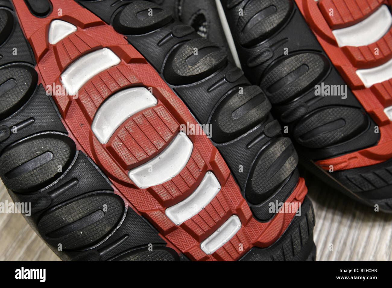 La semelle des chaussures en caoutchouc noir et rouge Banque D'Images