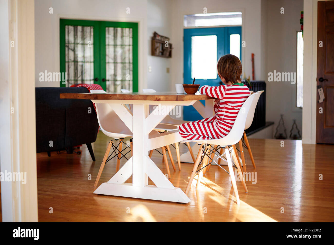 Boy sitting at table eating breakfast Banque D'Images