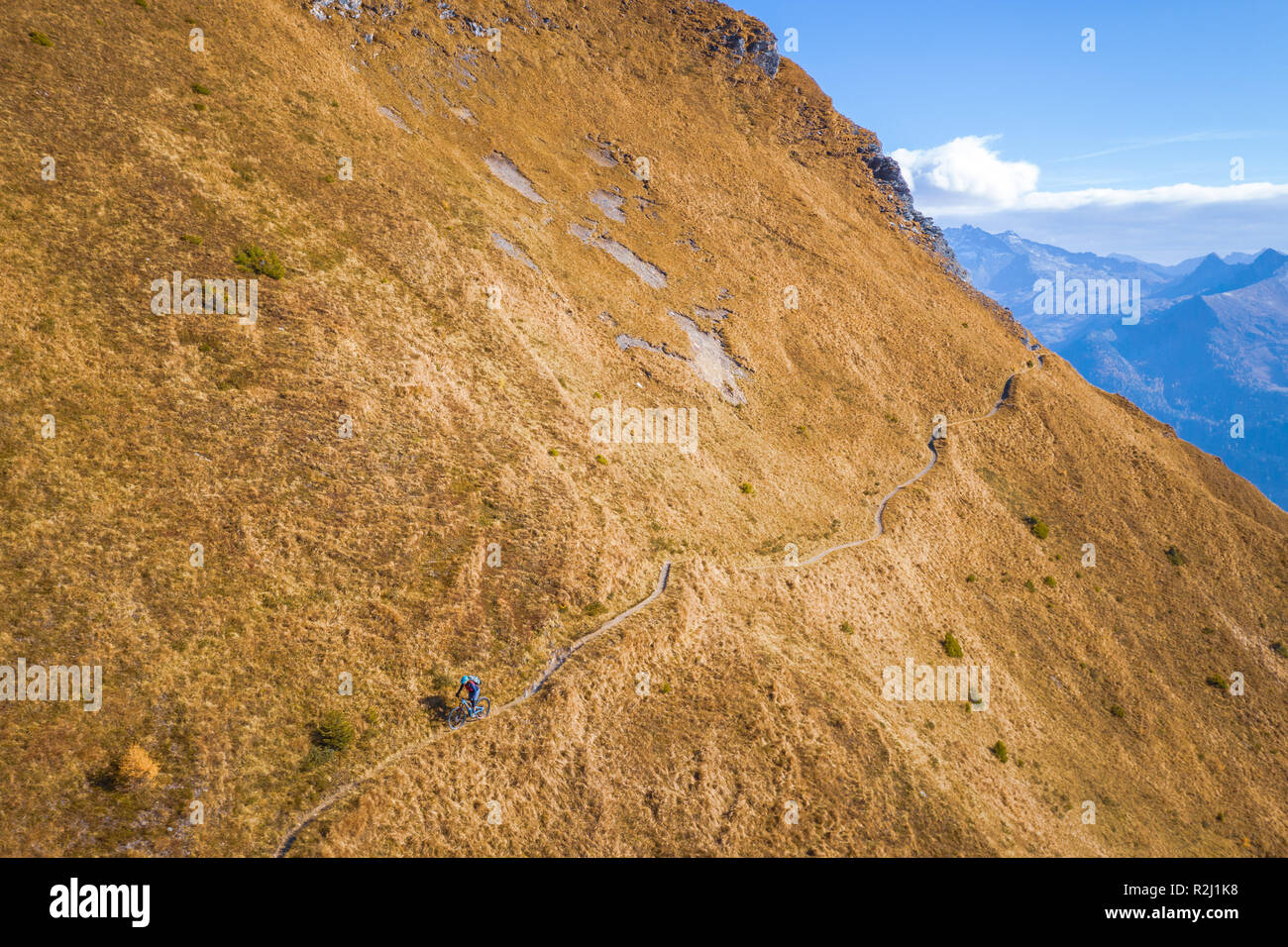 Vue aérienne d'une femme du vélo de montagne dans les Alpes, Gastein, Salzbourg, Autriche Banque D'Images