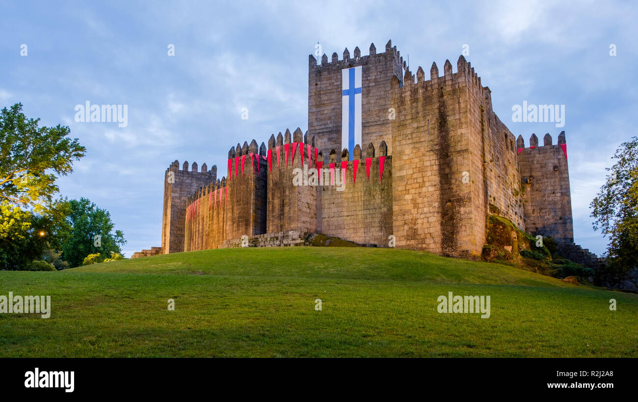 Guimaraes, Portugal - 31 mai 2018 : château décorée de drapeaux Guimaraes, Portugal Banque D'Images