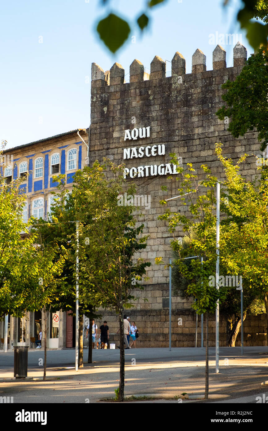 Portugal - 26 septembre 2018 : rue typique du quartier historique de la ville Guimaraes, Portugal Banque D'Images