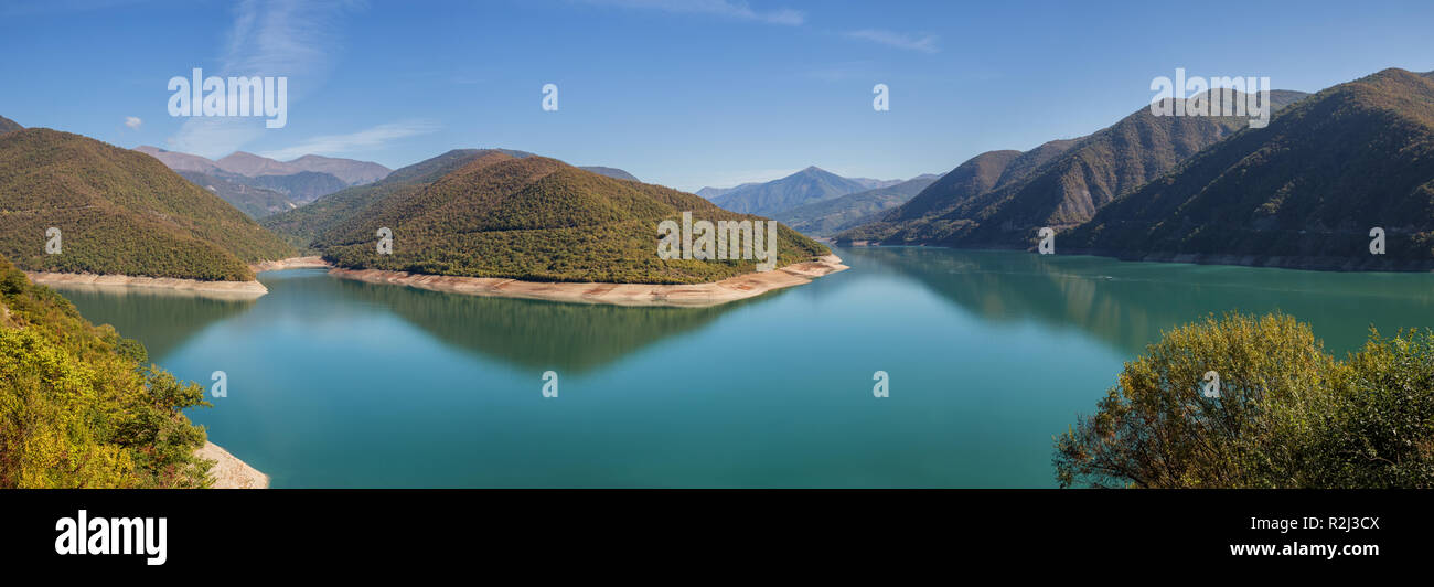 Vue panoramique de Réservoir Zhinvali sur fleuve Aragvi, Géorgie. Paysage pittoresque en automne journée ensoleillée Banque D'Images