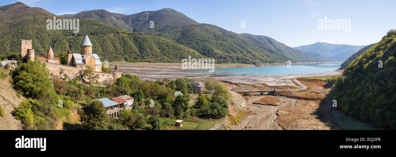Vue panoramique de la rivière Aragvi, forteresse Ananuri et Réservoir Zhinvali en automne. Faible niveau d'eau visible et ancienne route militaire géorgienne, habituellement flo Banque D'Images