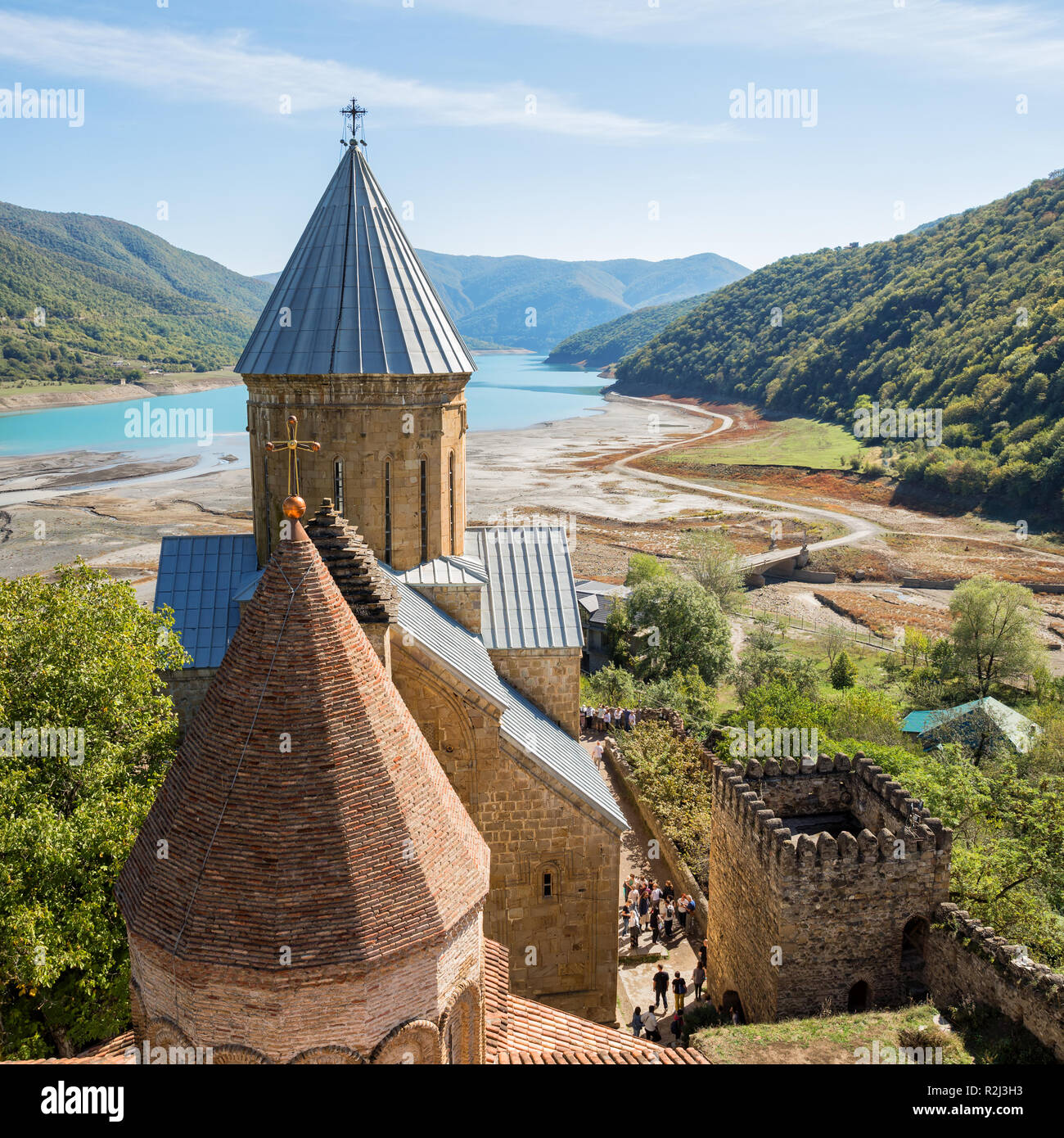 Vue panoramique sur la forteresse d'Ananuri rivière Aragvi et Réservoir Zhinvali en automne. La Géorgie Banque D'Images