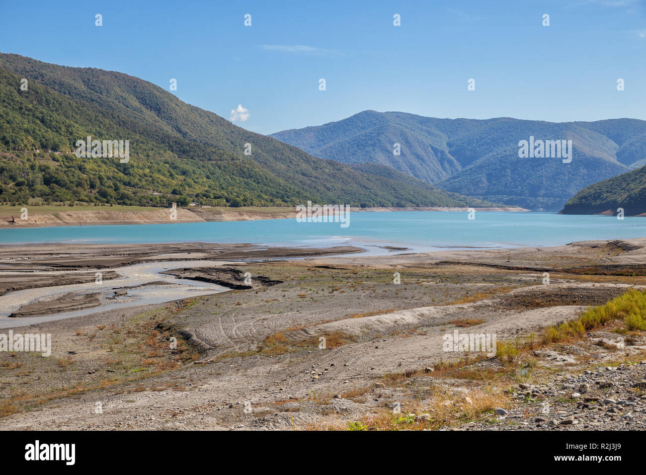 L'endroit où la rivière coule dans l'Aragvi Réservoir Zhinvali en automne, à faible niveau d'eau. La Géorgie Banque D'Images