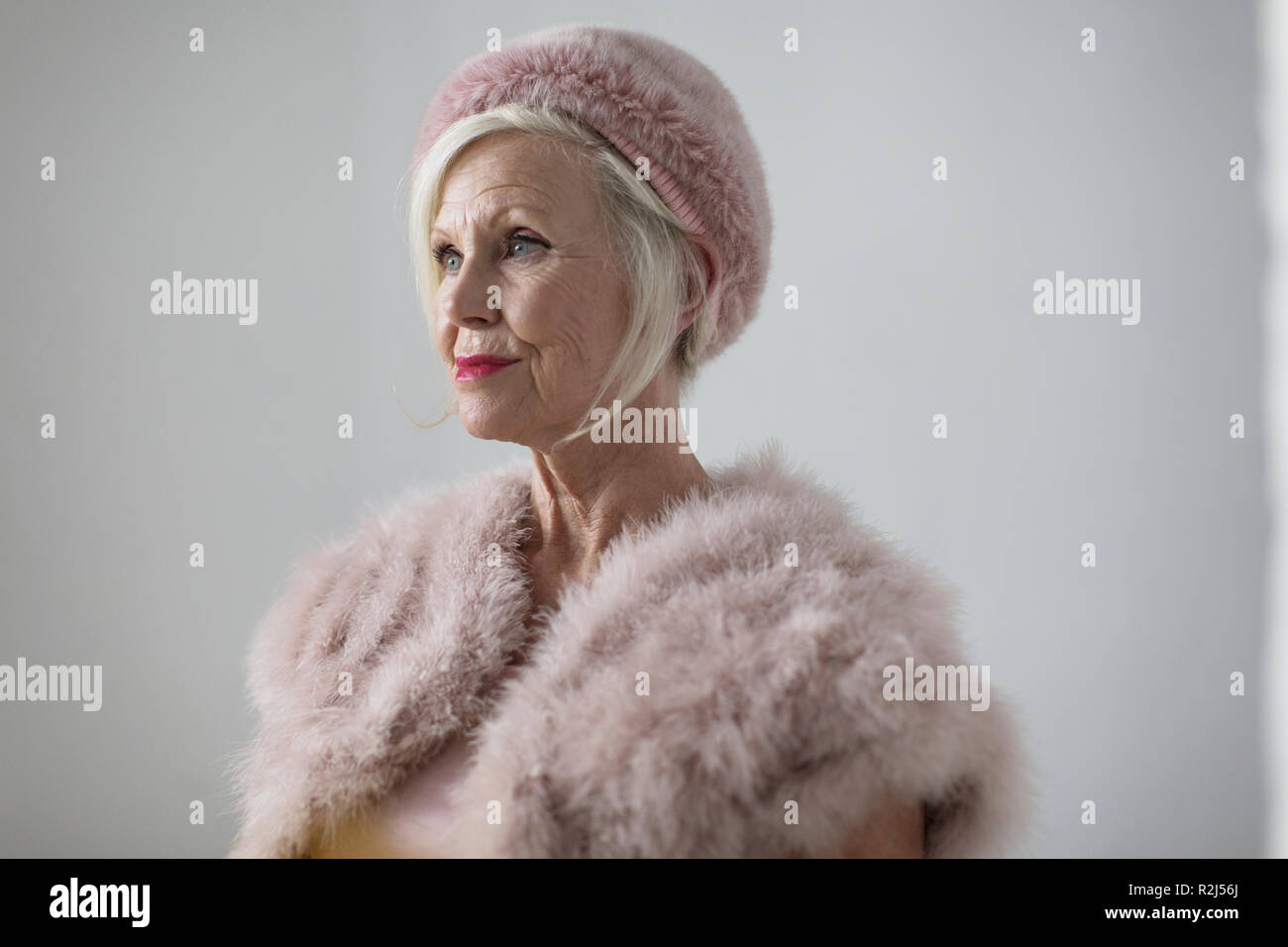 Portrait of senior woman wearing fur élégant Banque D'Images