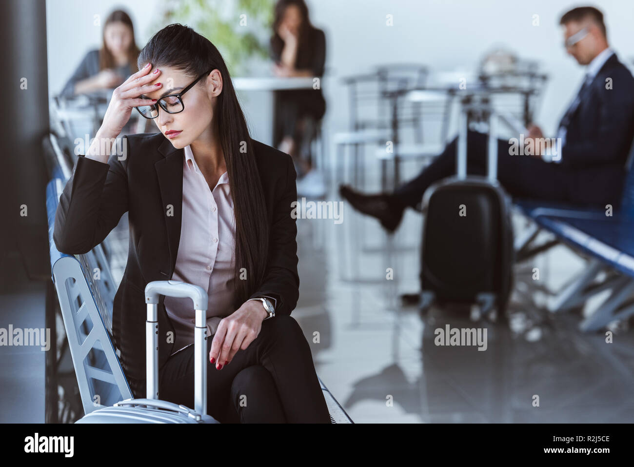 Fatigué businesswoman sitting in departure lounge à l'aéroport Banque D'Images