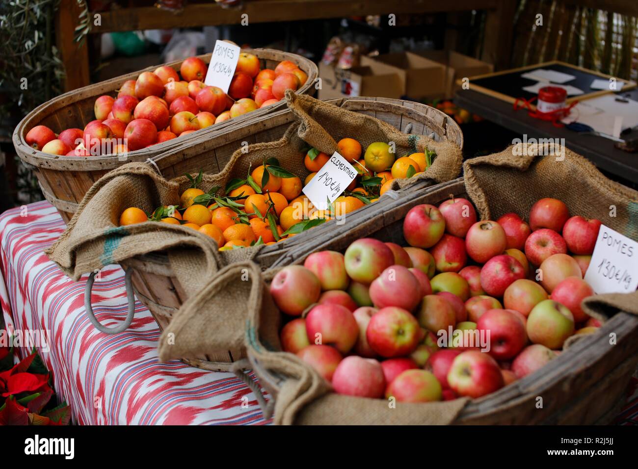 Les pommes et les clémentines à vendre à paniers dans un marché méditerranéen en euros Banque D'Images