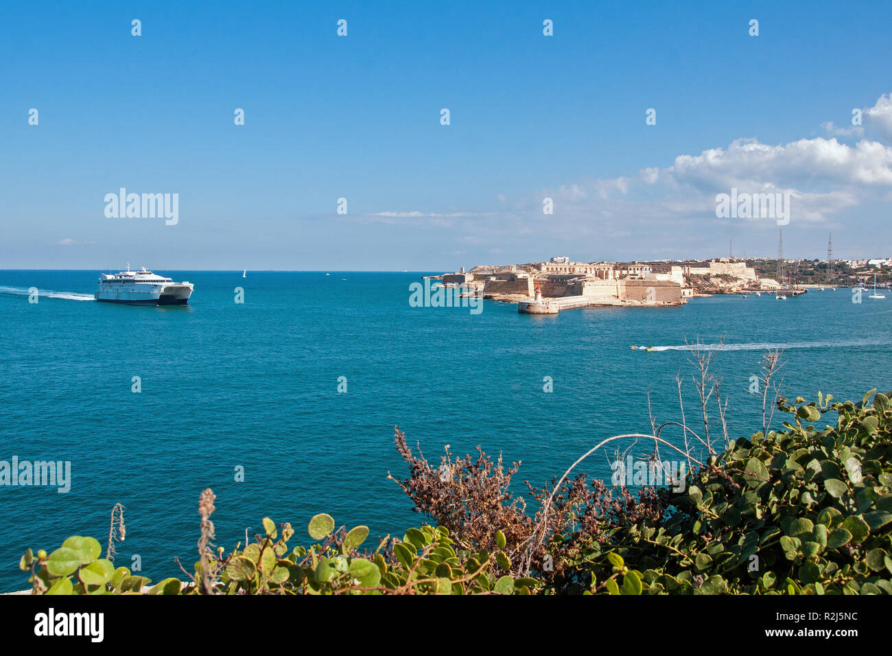 Ferry Catamaran Jean de la Valette entre dans le Grand Port, de Malte, après une course à partir de la Sicile. Plus grand navire de son genre dans le bassin méditerranéen Banque D'Images