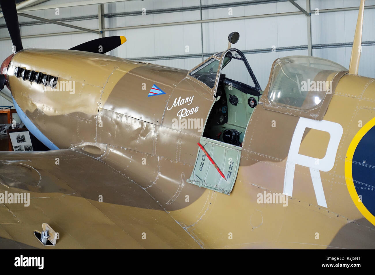 Close-up de pilotage de Spitfire MK IX FR199 restaurés et préservés dans la bataille de Malte Memorial hangar du musée de l'aviation de Malte Banque D'Images