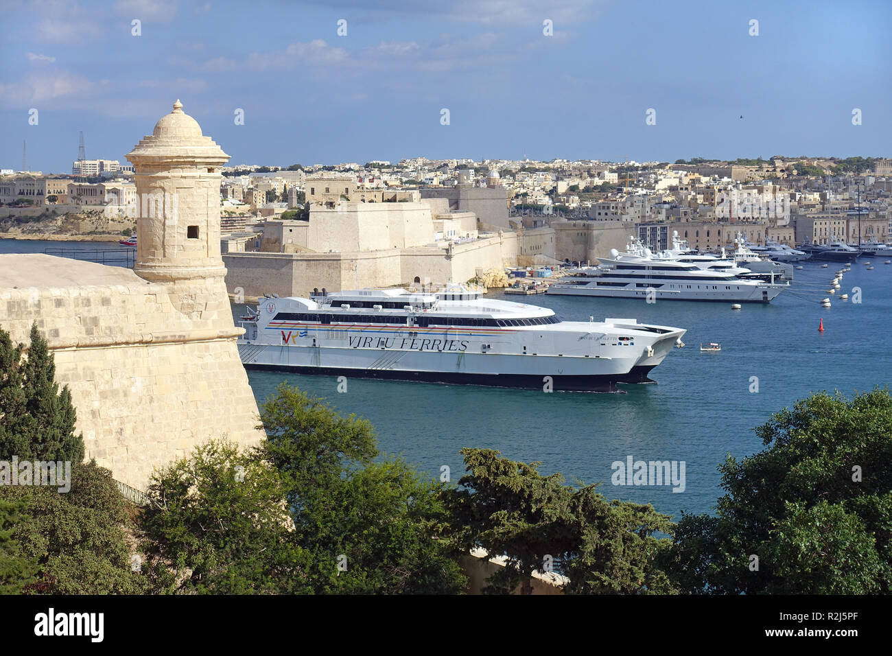 Ferry Catamaran Jean de la Valette entre dans le Grand Port, de Malte, après une course à partir de la Sicile. Plus grand navire de son genre dans le bassin méditerranéen Banque D'Images