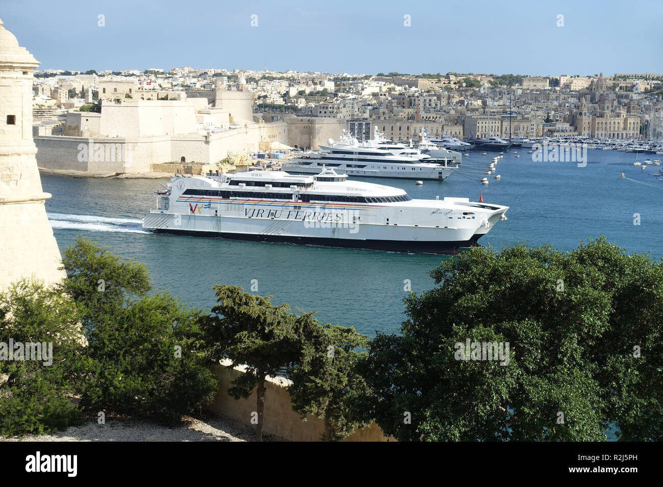 Ferry Catamaran Jean de la Valette entre dans le Grand Port, de Malte, après une course à partir de la Sicile. Elle est la plus grande de son genre dans le bassin méditerranéen Banque D'Images