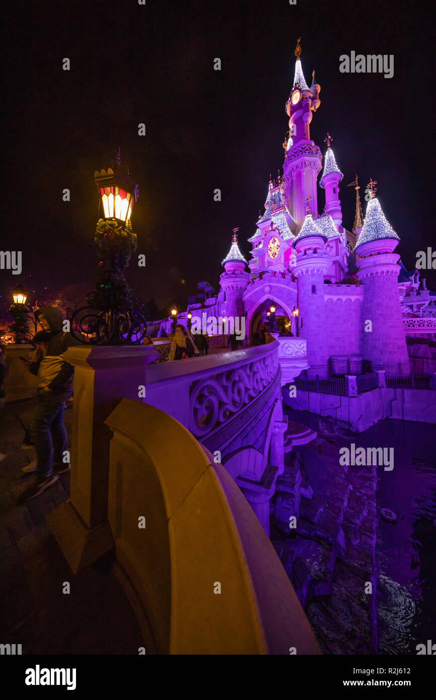 Disneyland Paris, France, Novembre 2018 : du Château de La Belle au bois dormant dans la nuit. Banque D'Images
