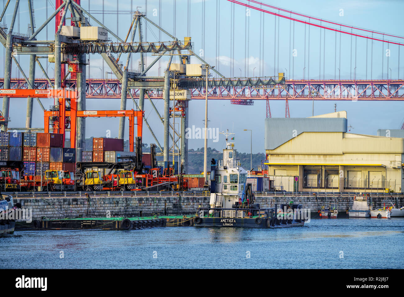 Port International de Lisbonne dans le Tage avec des grues et des conteneurs d'expédition. Banque D'Images
