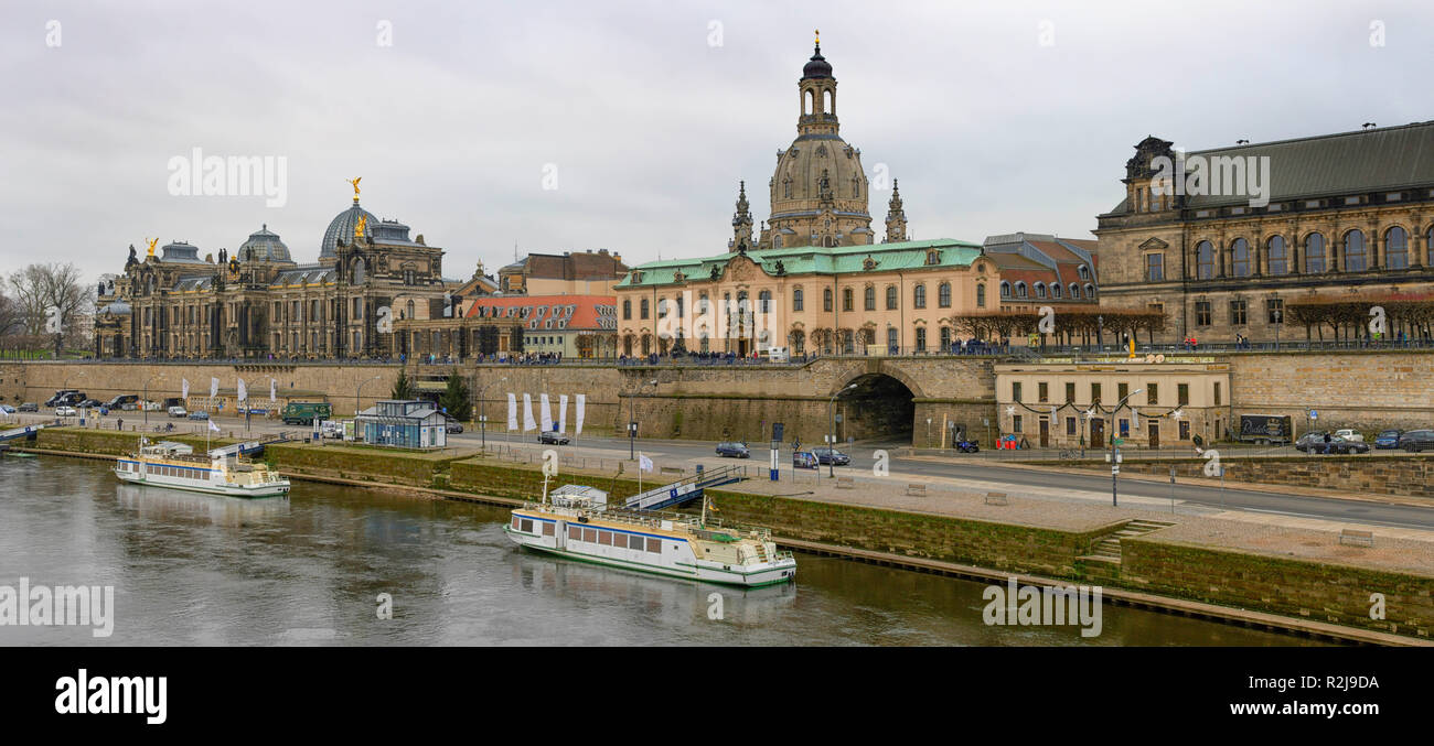 Panorama avec Dresde Elbe en un avant-plan et l'église Frauenkirche en arrière-plan, Allemagne Banque D'Images