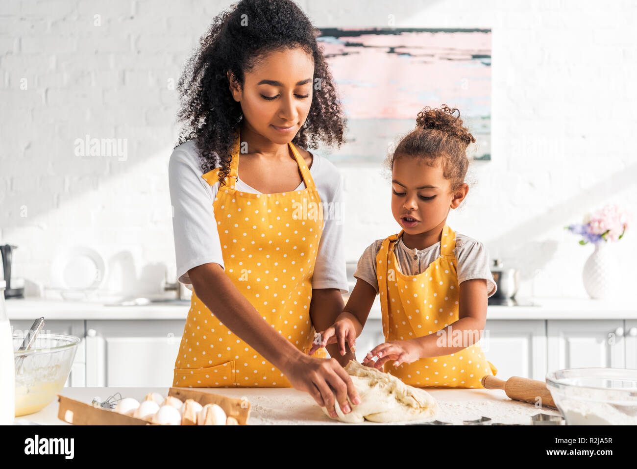 African American mother and daughter pâte à pétrir dans la cuisine Banque D'Images