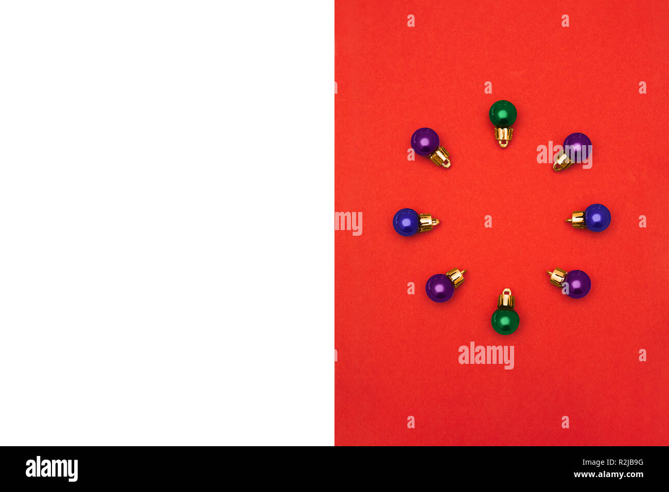 Boules de Noël en télévision Modèle pour poser des affiches et bannières de nombreuses petites boules décoratives colorées gisent dans la forme ronde sur fond bicolore Banque D'Images