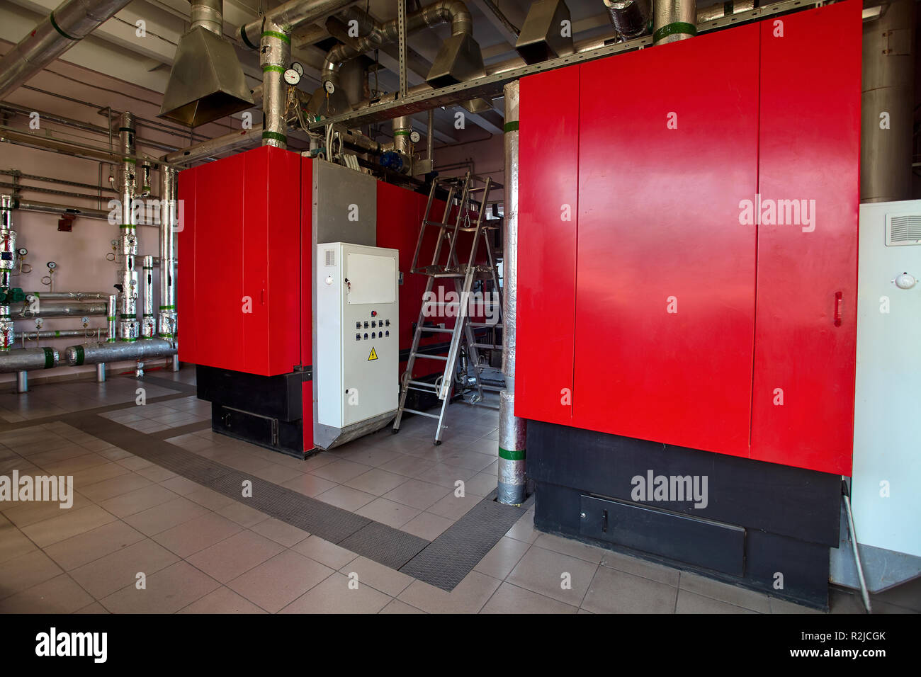 Chaufferie travaillant dans les déchets de bois. Concept de l'aide de matériaux recyclés à partir de déchets à obtenir carburant écologique de récupération. Banque D'Images