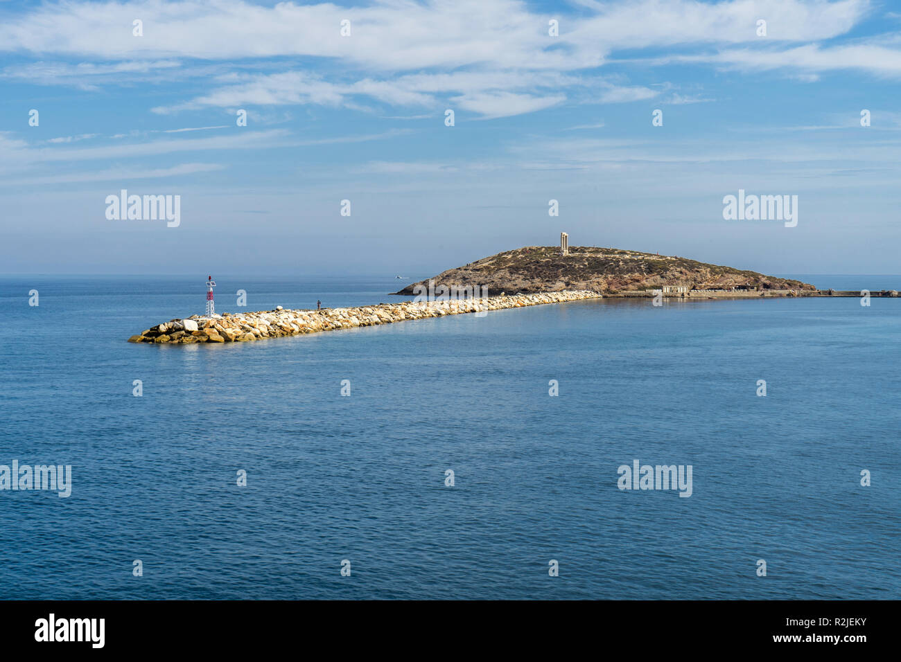 La pause de l'eau sur le port de l'île de Naxos, Grèce. En haut de la colline il y a une énorme porte antique appelé le 'portara'. Banque D'Images