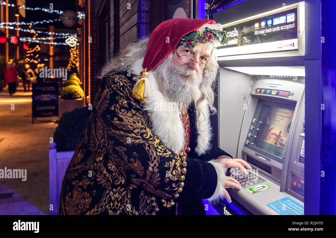Le Père Noël à l'aide d'un distributeur ATM à Stratford upon Avon, England, UK Banque D'Images