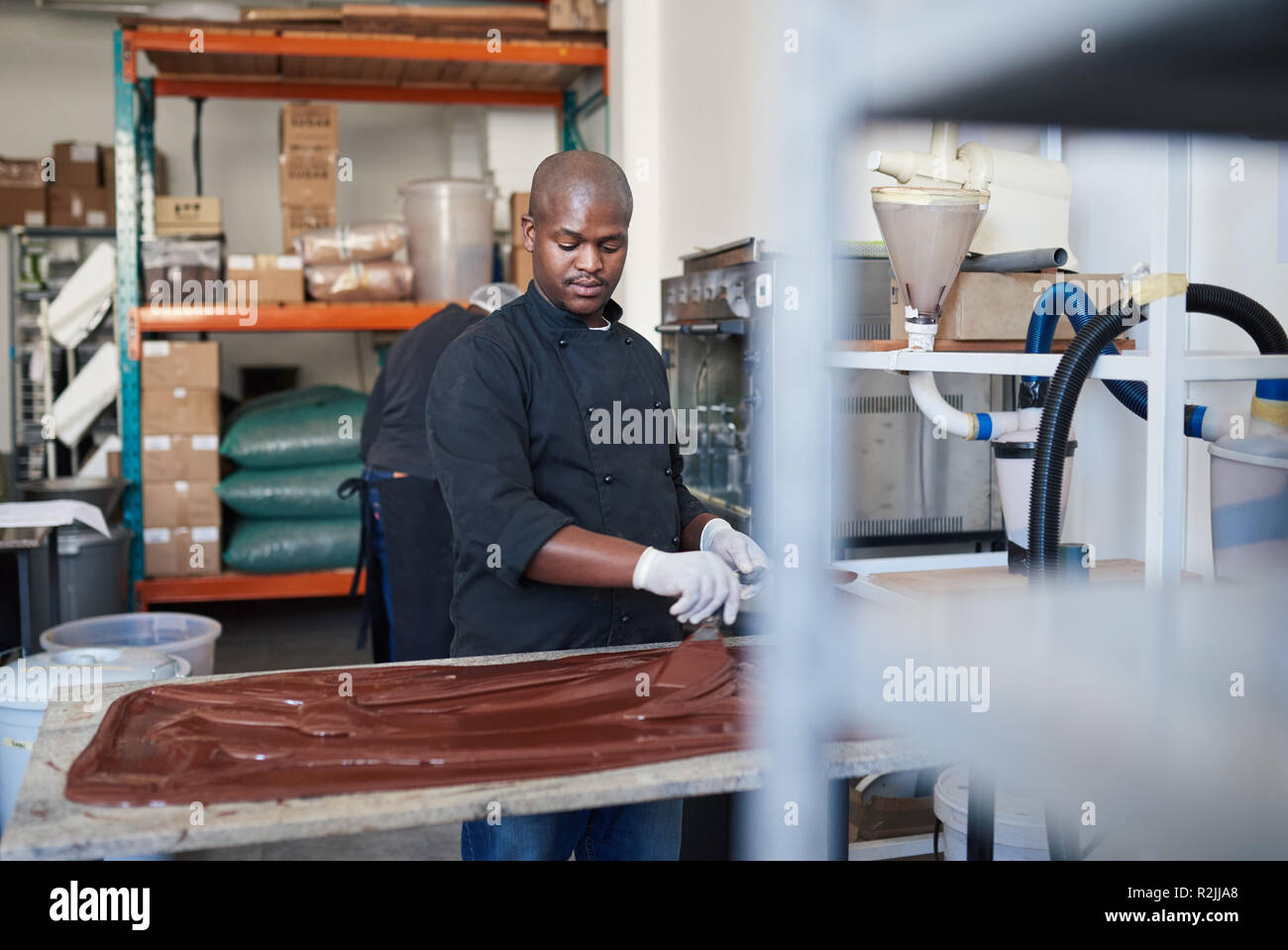 Chocolatier artisanal travaillant dans une fabrique de confiserie Banque D'Images