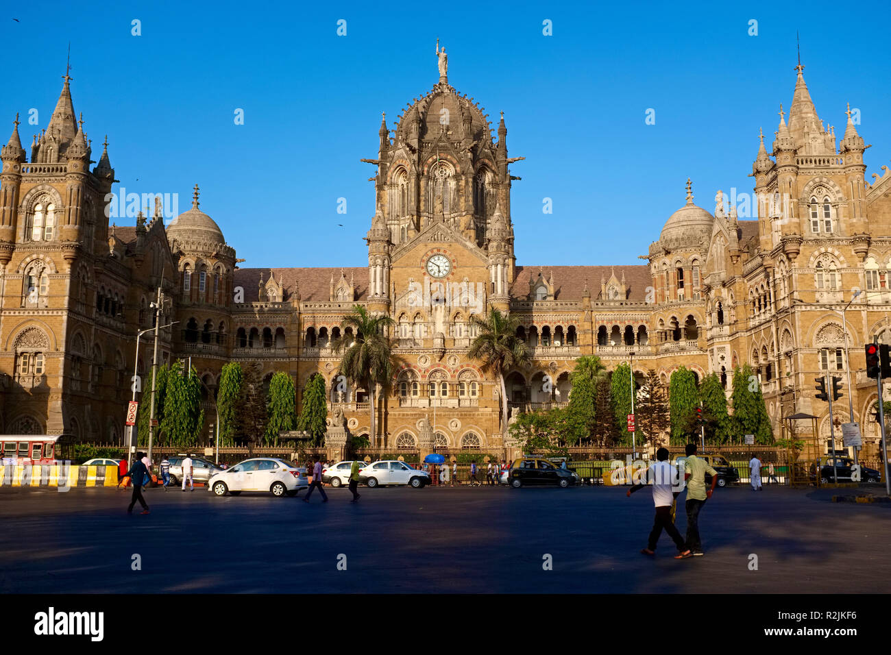 Une vue frontale de Chhatrapati Shivaji Maharaj Terminus (CSMT) à Mumbai, en Inde, un site classé au patrimoine de l'UNESCO et la gare la plus fréquentée de la ville Banque D'Images