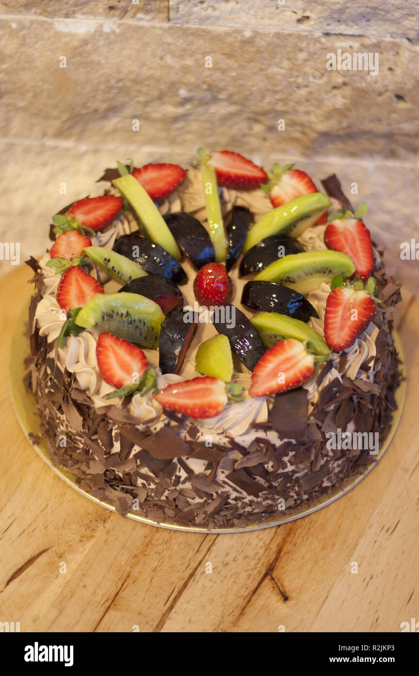 Gateau Aux Fruits Au Chocolat Avec Des Fraises Fraiches Kiwi Et Prune Sur Le Dessus Et De Morceaux De Chocolat Autour Du Gateau Photo Stock Alamy