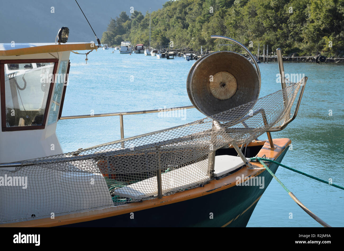 Petit bateau de pêche amarré à bow brume du matin sur la mer à une distance Banque D'Images