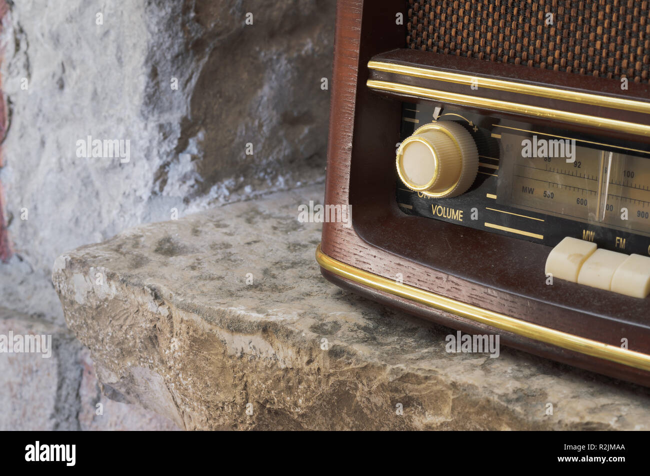 Old vintage radio sur un socle en pierre Banque D'Images