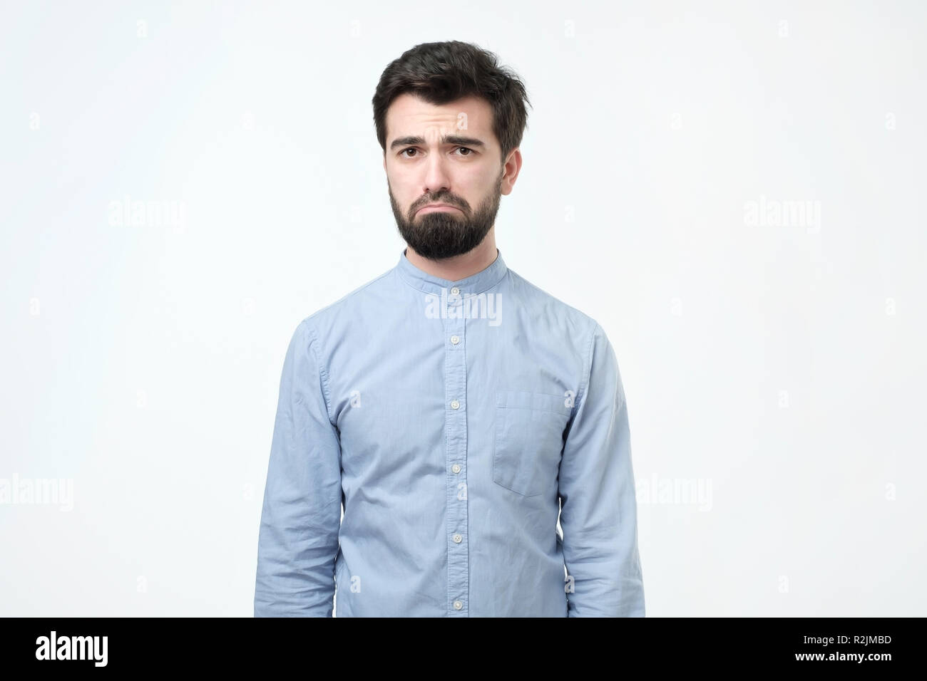 Guy à satisfait et fatigué. L'homme est malheureux et pense à s'amuser tout en travaillant Banque D'Images