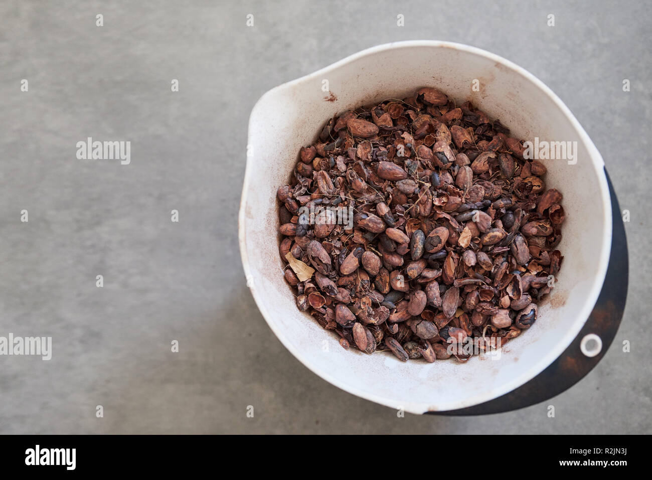 Les fèves de cacao la pesée dans une fabrique de chocolat artisanale Banque D'Images