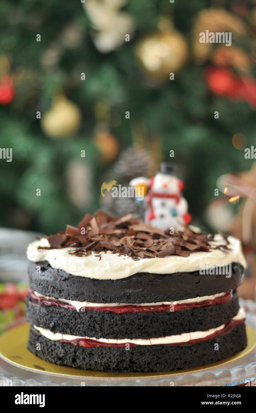 Gateau Foret Noire Avec Des Morceaux De Chocolat Au Sommet Special Concu Pour Noel Nouvel An Et Des Fetes D Anniversaire Photo Stock Alamy