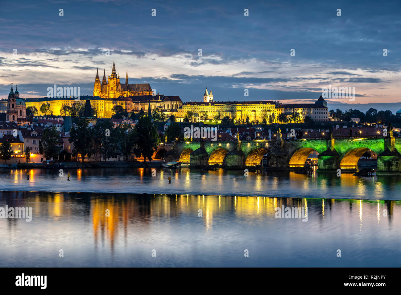 Le Château de Prague, le Pont Charles et la rivière Vltava (Moldau), Prague, République Tchèque Banque D'Images
