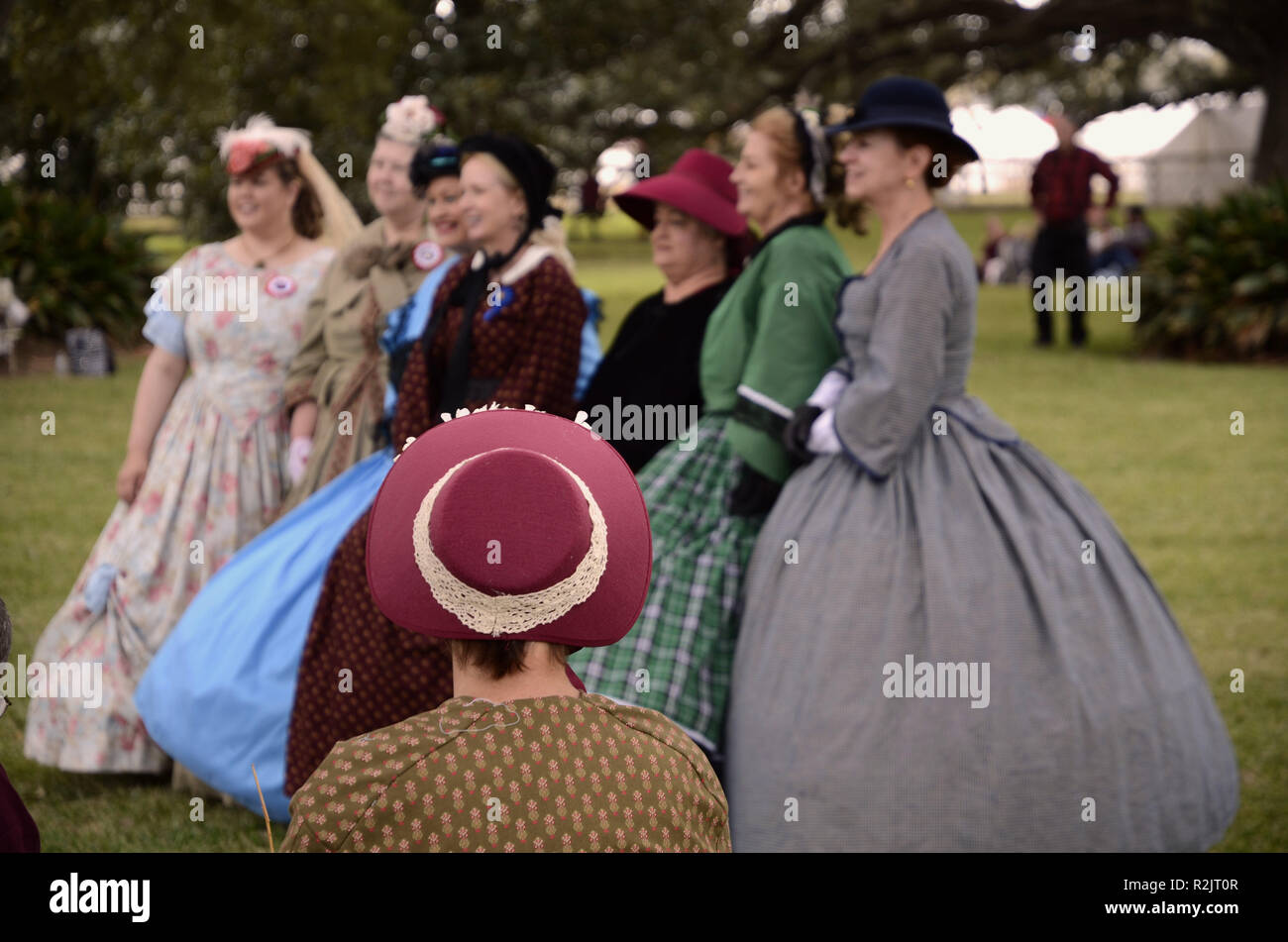 Reconstitution de la guerre de sécession ; les femmes en costumes du 19e  siècle (robes, chapeaux) ; Liendo Plantation, Texas, USA Photo Stock - Alamy