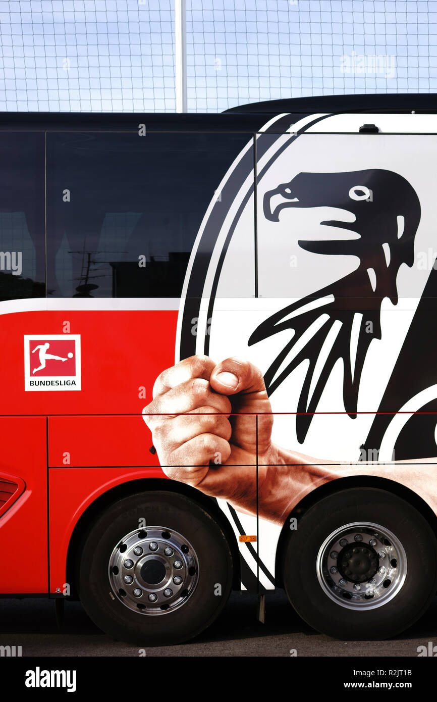 Blason du club de football SC Freiburg sur bus de l'équipe à un match de la ligue régionale dans la région de Mayence, Banque D'Images