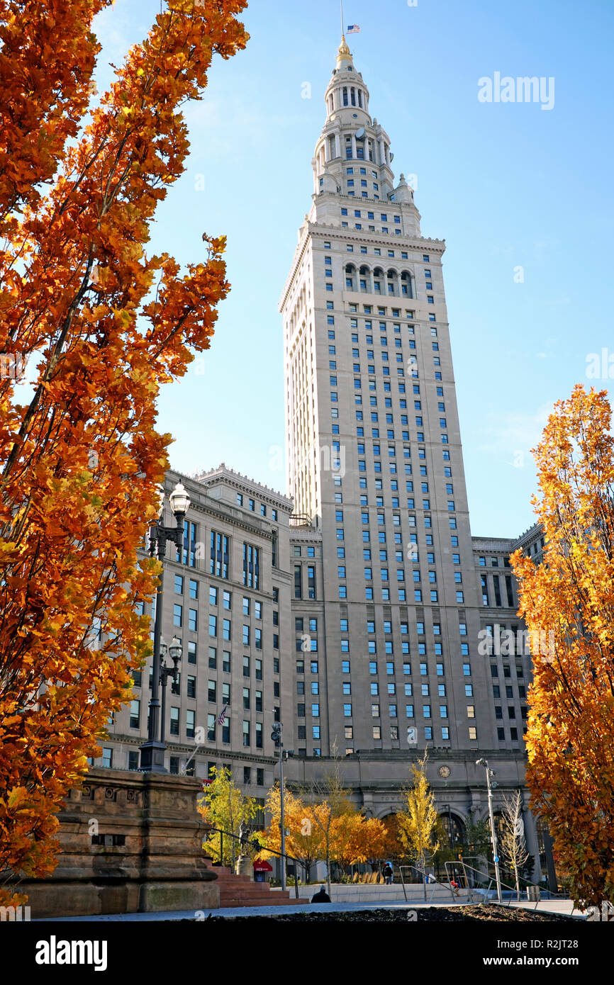 Cleveland Terminal Tower Tour de centre-ville sur la place publique dans le centre-ville de Cleveland, Ohio, USA au cours de l'automne l'évolution des feuilles. Banque D'Images