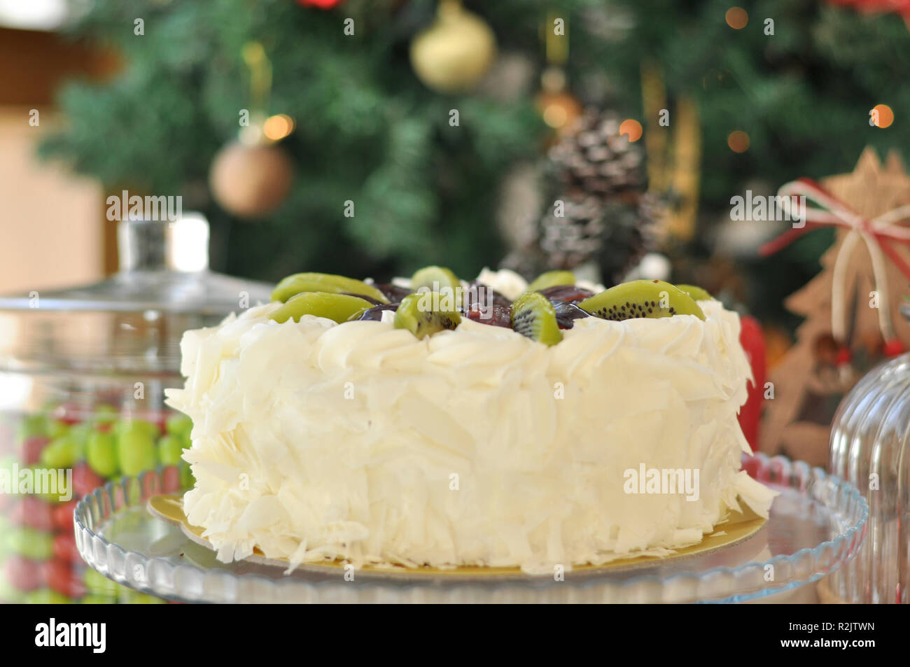 Le Chocolat Blanc Gateau De Fruit Avec Kiwi Prune Et Creme Fouettee Sur Le Dessus Et De Morceaux De Chocolat Autour Avec Des Decorations De Noel Photo Stock Alamy
