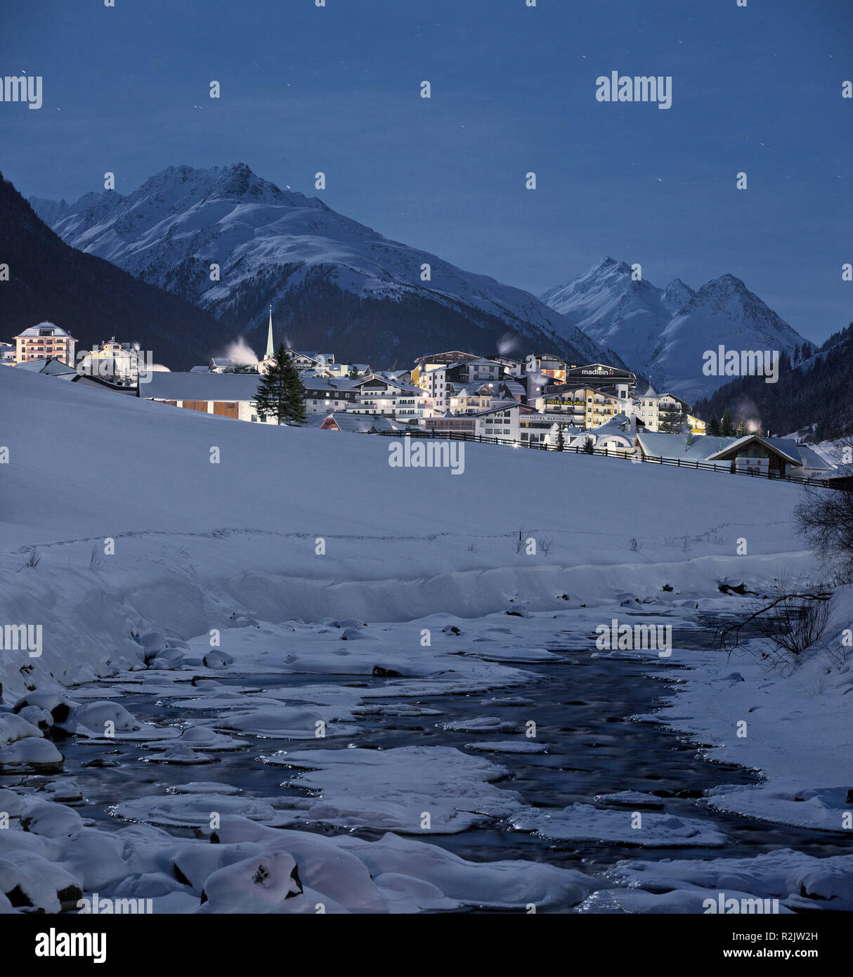 Autriche, Tyrol, Ischgl, nuit de pleine lune Banque D'Images