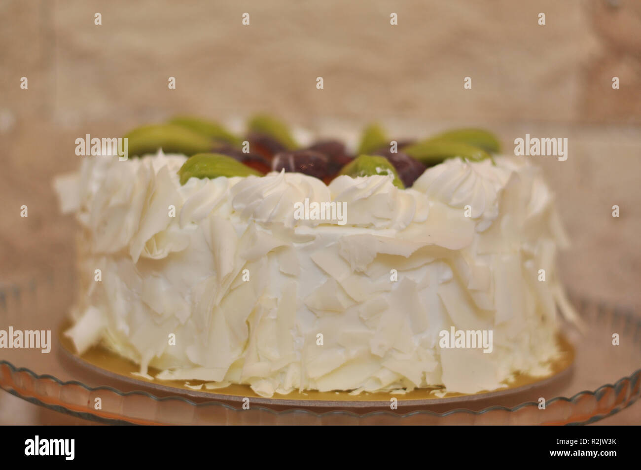 Le Chocolat Blanc Gateau De Fruit Avec Kiwi Prune Et Creme Fouettee Sur Le Dessus Et De Morceaux De Chocolat Autour De Photo Stock Alamy