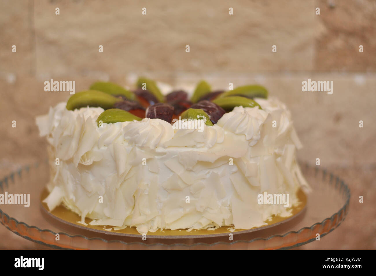 Le Chocolat Blanc Gateau De Fruit Avec Kiwi Prune Et Creme Fouettee Sur Le Dessus Et De Morceaux De Chocolat Autour De Photo Stock Alamy